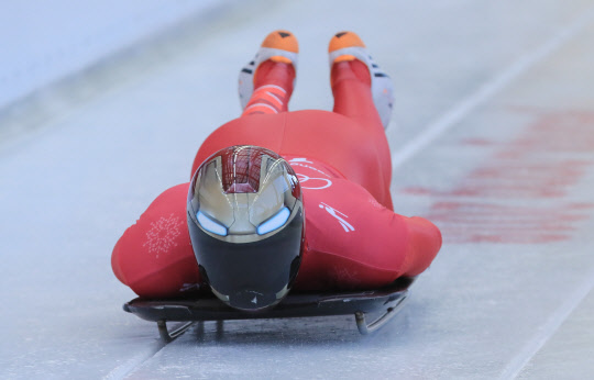 윤성빈 선수가 아이언맨 헬멧을 쓰고 질주하고 있는 모습.  연합뉴스
